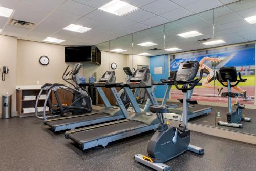 a gym with treadmills and ellipticals in a room at Best Western Plus Isanti in Isanti