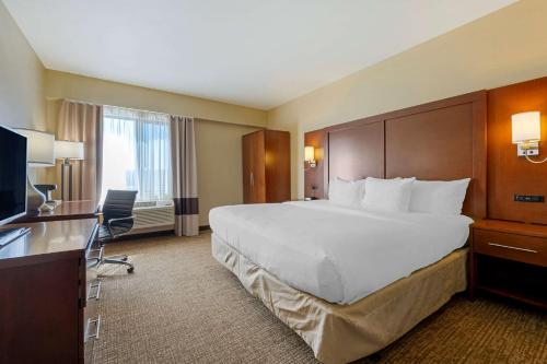 um quarto de hotel com uma cama grande e uma secretária em Comfort Inn Camp Verde I-17 em Camp Verde