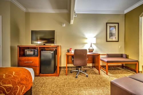Kuchyň nebo kuchyňský kout v ubytování Comfort Suites Tomball Medical Center