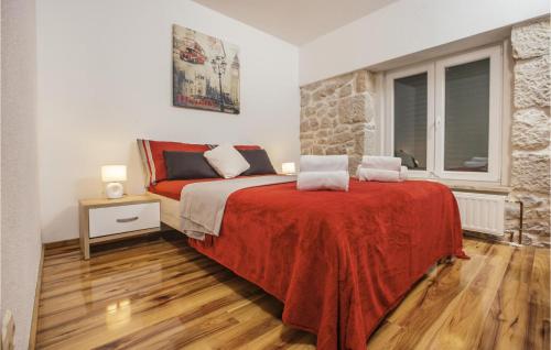 Een bed of bedden in een kamer bij Cozy Home In Gornji Vinjani With Private Swimming Pool, Can Be Inside Or Outside