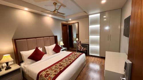 Postel nebo postele na pokoji v ubytování IP Royal Hotel - New Delhi