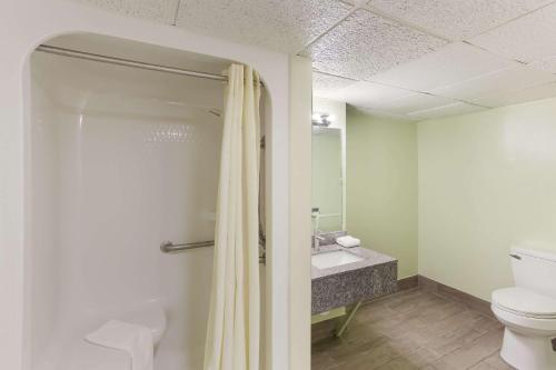 Ванна кімната в Rodeway Inn