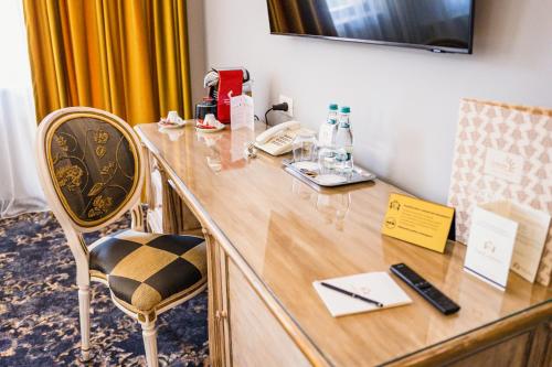 a wooden desk with a chair in a room at SunGarden Golf & Spa Resort in Cluj-Napoca