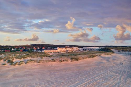 an aerial view of a sandy beach with buildings in the background at WestCord Strandhotel Seeduyn in Oost-Vlieland