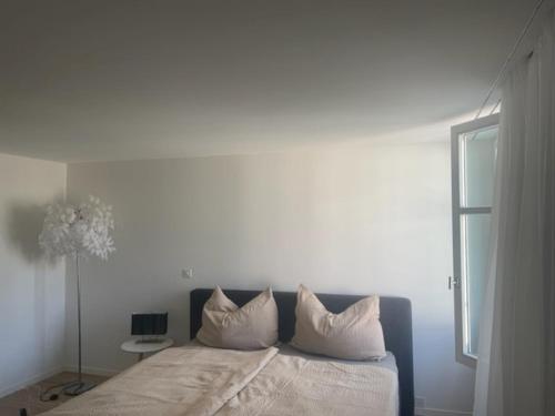 1 dormitorio blanco con 1 cama con 2 almohadas en Appartment- Suite im Hotel Krone mit Seeblick, en Heiden