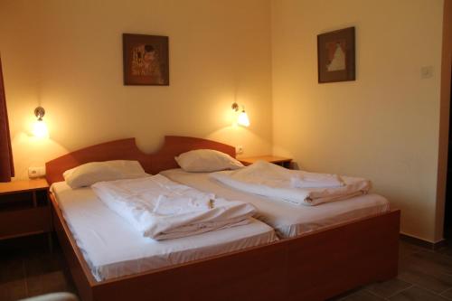 A bed or beds in a room at Zur Post