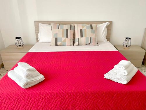 ノートにあるCentopassi Noto B&Bのベッド1台(赤い毛布、タオル2枚付)