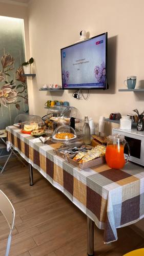 een buffettafel met eten erop bij Frebi's Home - Bed & Breakfast in Napels