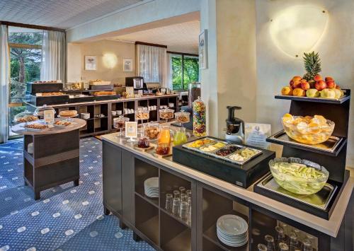 Makanan di atau berdekatan hotel