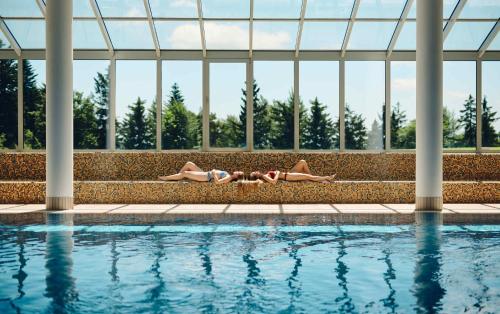 La alberca dentro o cerca de Pohorje Village Wellbeing Resort - Wellness & Spa Hotel Bolfenk