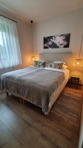 En eller flere senger på et rom på Relax Balaton Apartmanok