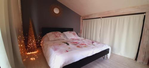 una camera con un grande letto e una finestra di Appartement studio avec terrasse privatisée a Marmande