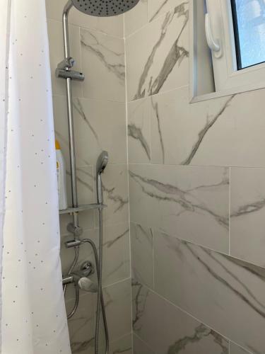 a shower in a bathroom with a shower curtain at Sol apartaments 3 camere in Târgu-Mureş