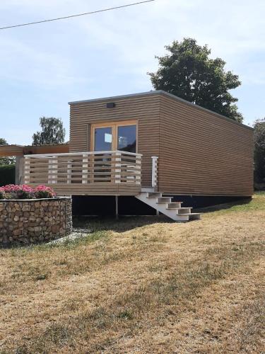 uma pequena cabana com um deque e uma casa em Hunsrück Chalet 