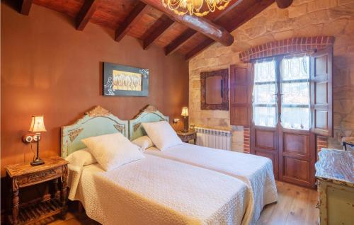 um quarto com 2 camas e uma janela em Awesome Home In Carabanzo em Cárabanzo
