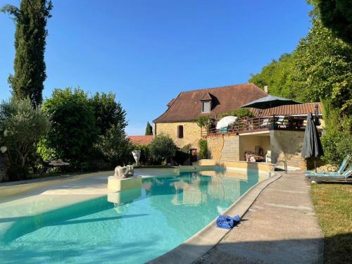 une piscine devant une maison dans l'établissement Stargazer, à Saint-Chamassy