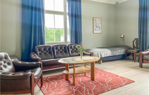 ein Wohnzimmer mit einem Sofa und einem Tisch in der Unterkunft Gorgeous Home In Finspng With Wifi in Finspång