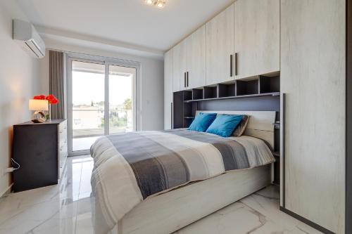 1 dormitorio con cama grande y ventana grande en Deluxe 2BR Apartment in central St Julians, en San Julián