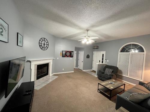 860 Monticello Drive – Photos 2
