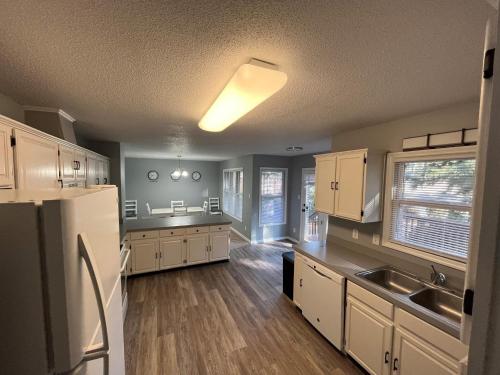 860 Monticello Drive – Photos 3