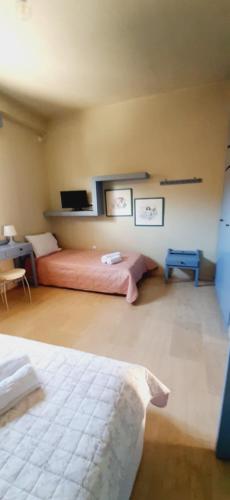 sypialnia z 2 łóżkami, biurkiem i łóżkiem w obiekcie Aggelika's Home w mieście Akrogiali