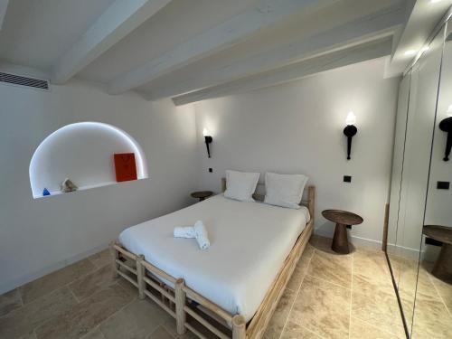 ein Schlafzimmer mit einem Bett in einem Zimmer mit einem Spiegel in der Unterkunft Un coin de Paradis à Biarritz SPA Éphémère in Biarritz