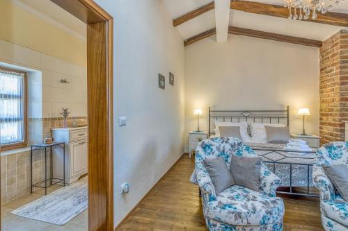 una sala de estar con un sofá y una cama en Villa Santolina, en Baderna