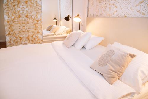 Almog Beach Apartments מגדלי חוף הכרמל חיפהにあるベッド