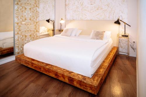 Almog Beach Apartments מגדלי חוף הכרמל חיפהにあるベッド