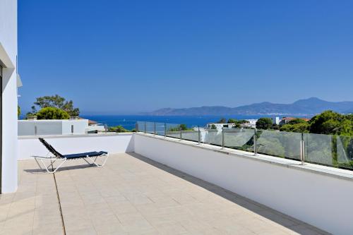 Balcó o terrassa a Villa Moderna Welcs EMP 031 con Piscina y Vistas al Mar