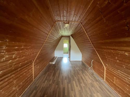 a hallway with a wooden wall and a wooden floor at Landhaus Huntlosen Monteure in Großenkneten