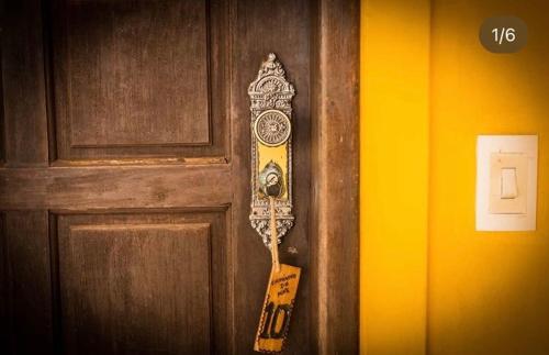 una puerta con un timbre en la puerta en Pousada Caminho do Mar, en Imbassai