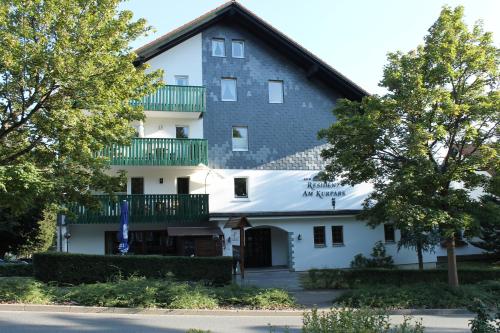 un gran edificio blanco con techo de gambrel en The Lodge Braunlage, en Braunlage