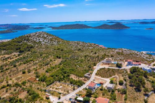 een luchtzicht op een berg met de oceaan bij Villa Antica in Drage
