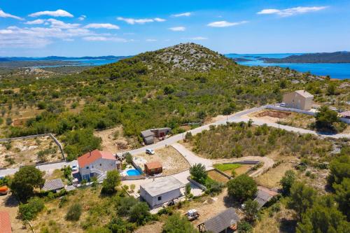een luchtfoto van een huis op een heuvel bij Villa Antica in Drage