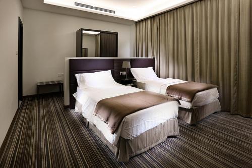 En eller flere senge i et værelse på Grand Lily Hotel Suites