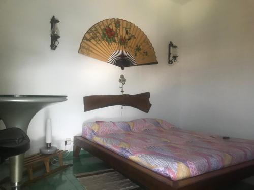 ein Schlafzimmer mit einem Bett mit einer Lampe an der Wand in der Unterkunft Il semaforo Una o due camere matrimoniali con bagno a pochi passi dal centro Pietrasanta, con Wi-Fi in Pietrasanta