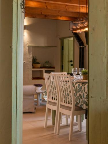 a dining room with two chairs and a table at Alojamientos Biarritz VISTA JARDÍN in Fuenteheridos