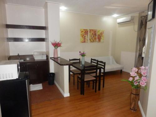 奧隆阿波的住宿－Casa Saudade Condotels and Transient Rooms，厨房以及带桌椅的用餐室。