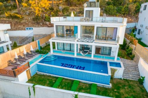 uma vista aérea de uma casa com piscina em Villa Rosy Sunset em Fethiye