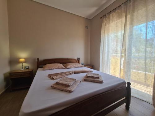 une chambre avec un lit avec des serviettes dessus dans l'établissement Welcome home, à Saranda