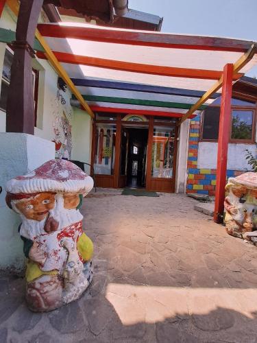 Muka bangunan atau pintu masuk Ranch American
