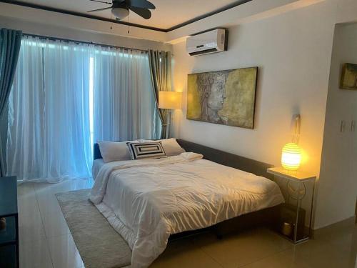 Ένα ή περισσότερα κρεβάτια σε δωμάτιο στο Casa HJP - Rooftop Pool, Gym, Balconies,