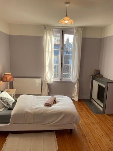 - une chambre avec un grand lit et une fenêtre dans l'établissement Villa France Gall, à Trouville-sur-Mer