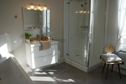 une salle de bain avec un lavabo et une douche en verre dans l'établissement Villa France Gall, à Trouville-sur-Mer
