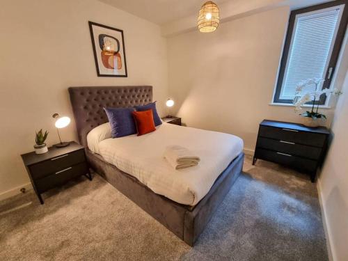 Una cama o camas en una habitación de Luxury City Centre Townhouse with Parking