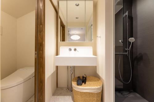 uma casa de banho com um lavatório e um espelho em MACHIYA HOTEL madoka - Vacation STAY 65847v em Izumo