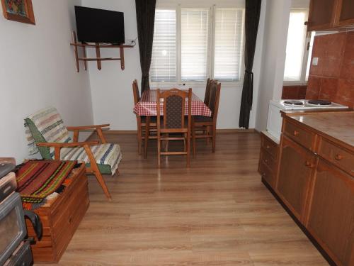 Η κουζίνα ή μικρή κουζίνα στο Apartman Marko