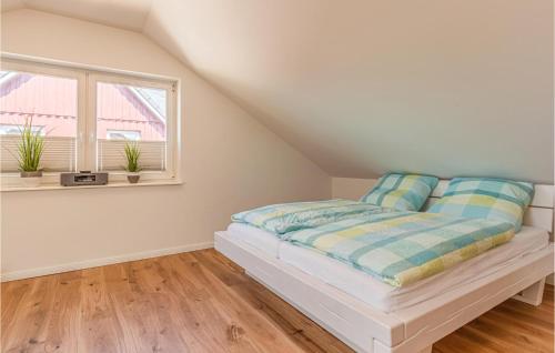 - une chambre avec un lit et 2 fenêtres dans l'établissement Nice Home In Langenhorn With Wifi, à Langenhorn