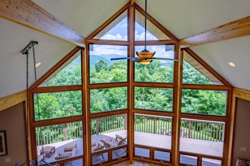 Ein Balkon oder eine Terrasse in der Unterkunft --Mountain Chalet Getaway with Breathtaking View Next to Tail of Dragon--